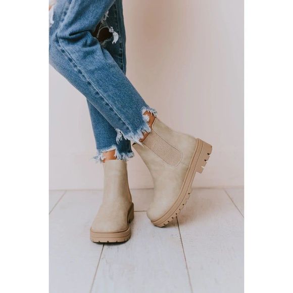 $75 NEW Soda Pilot Lug Sole Low Heel Chelsea 11 Fashion Ankle Bootie - Beige - Picture 3 of 10